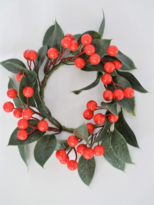 22026 - Red Berry & Leaf Christmas Wreath. Measures 18cm in diameter