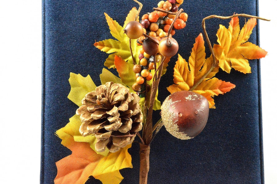22034 - Pine Cone & Chestnut Autumn Floral Picks. Measures - 17cm Height x 12cm Width.