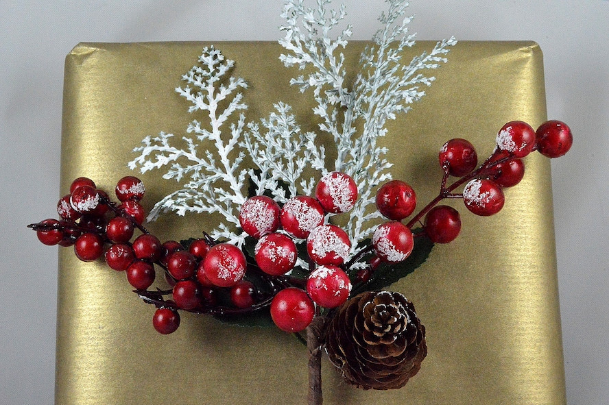 Y816 - Snow Berries & Cone Christmas Pick. Measures - 26cm Height x 20cm Width.