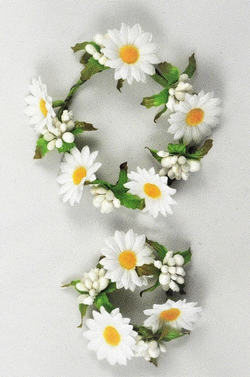 33020 - Beautiful Daisies in a circular floral arrangement.  Perfect as a hanging decoration or the centre piece of a candle 