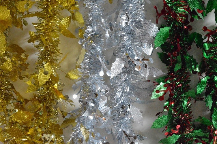 88136 - Christmas Holly Leaf & Mistletoe Tinsel x 2 Metre Lengths!