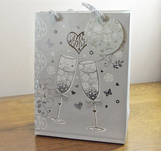 Y807 - Wedding Mr & Mrs Champagne Gift Bag & Tag!!-White