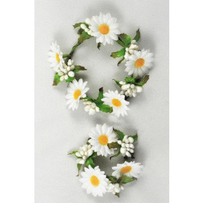 33020 - Beautiful Daisies in a circular floral arrangement.  Perfect as a hanging decoration or the centre piece of a candle 